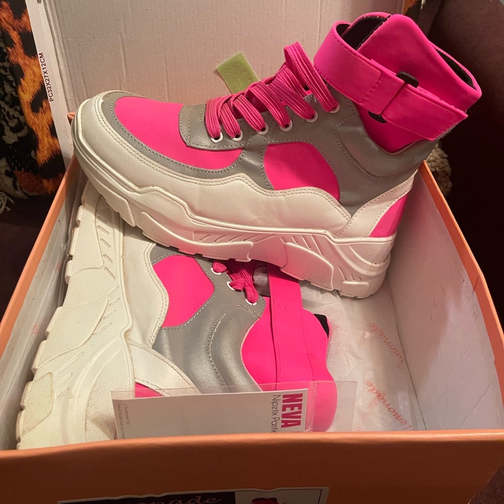 Size 7 lemonade sneakers